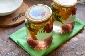 Компот из клубники с мятой и апельсином Компот из клубники с мятой и апельсином