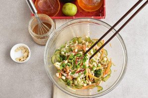 Салат с рисовой лапшой и овощами