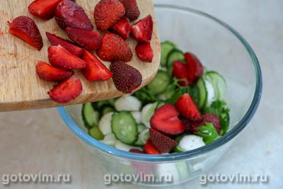 Салат из клубники с огурцами и сыром моцарелла