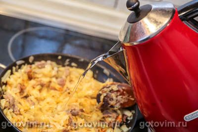 Куриные желудки, тушенные с картофелем и капустой