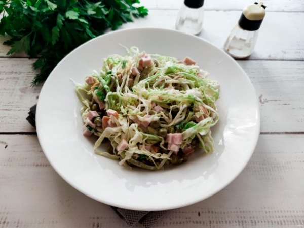 Салат из капусты, горошка и колбасы Салат из капусты, горошка и колбасы