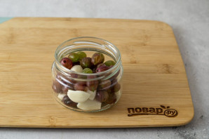 Маринованный чеснок с крыжовником