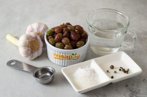 Маринованный чеснок с крыжовником