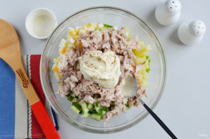 Салат с рыбой горячего копчения