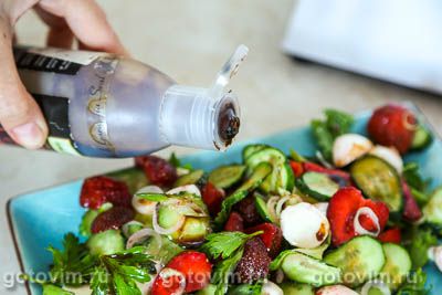 Салат из клубники с огурцами и сыром моцарелла