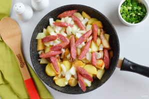 Жареная картошка с охотничьими колбасками Жареная картошка с охотничьими колбасками