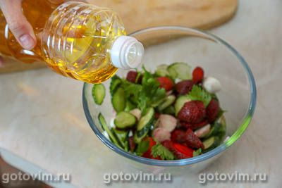 Салат из клубники с огурцами и сыром моцарелла