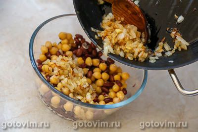 Мексиканский салат из нута, фасоли и лука