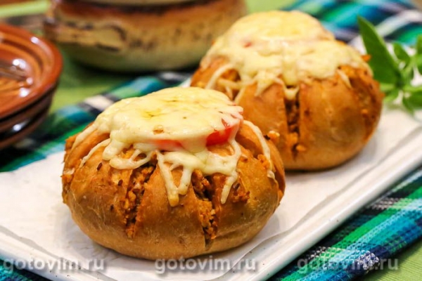 Горячие булочки, фаршированные мясным фаршем и сыром