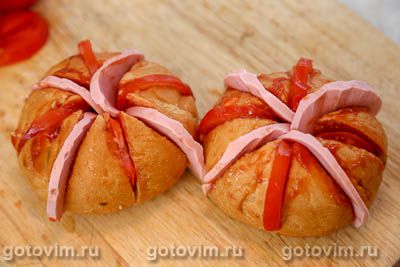 Горячие булочки, фаршированные колбасой, помидорами и сыром моцарелла