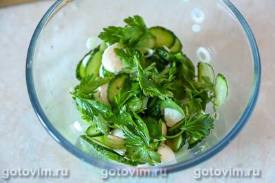 Салат из клубники с огурцами и сыром моцарелла