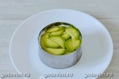 Нежный слоеный салат из авокадо с огурцом, сельдереем и апельсинами