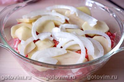 Картофельная запеканка с фаршем, помидорами и молочной заливкой Картофельная запеканка с фаршем, помидорами и молочной заливкой