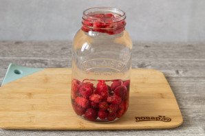 Компот из крыжовника с малиной Компот из крыжовника с малиной