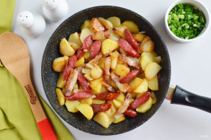 Жареная картошка с охотничьими колбасками Жареная картошка с охотничьими колбасками