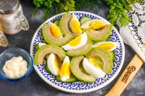 Салат с раковыми шейками и авокадо