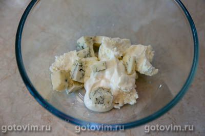 Брускетта с творожным сыром, помидорами черри и базиликом Брускетта с творожным сыром, помидорами черри и базиликом