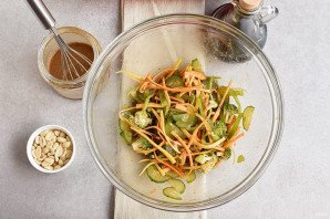 Салат с рисовой лапшой и овощами