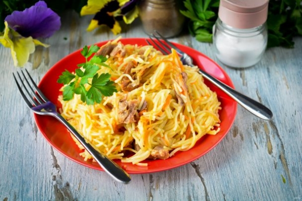 Вермишель с тушенкой на сковороде Вермишель с тушенкой на сковороде