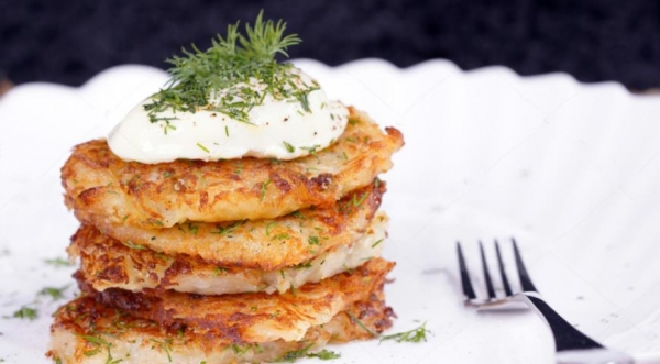 Драники без муки с яйцом пашот, пошаговый рецепт с фото Драники без муки с яйцом пашот, пошаговый рецепт с фото