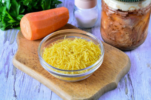 Вермишель с тушенкой на сковороде Вермишель с тушенкой на сковороде