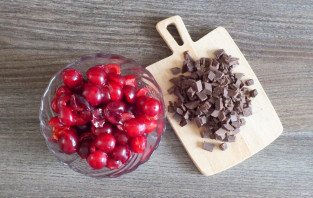 Шоколадные вареники с вишней Шоколадные вареники с вишней