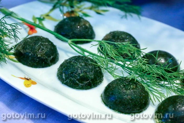 Замороженный укроп в формочках для льда Замороженный укроп в формочках для льда