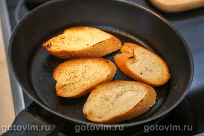 Брускетта с творожным сыром, помидорами черри и базиликом Брускетта с творожным сыром, помидорами черри и базиликом