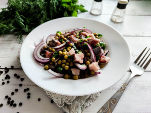 Селедка с зеленым горошком и луком Селедка с зеленым горошком и луком