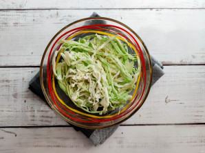 Салат из капусты, горошка и колбасы Салат из капусты, горошка и колбасы