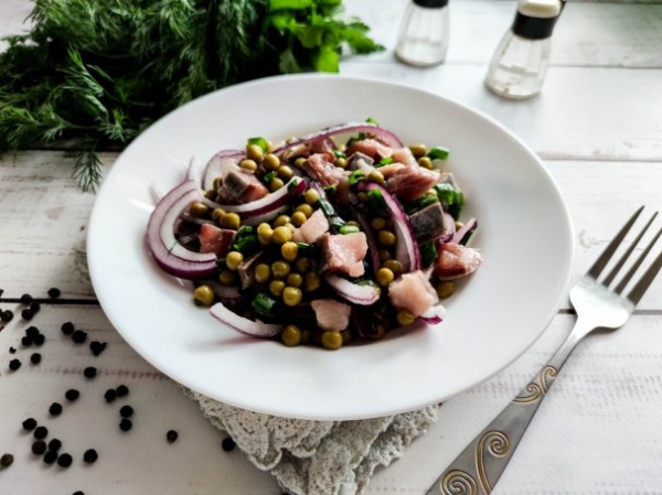 Селедка с зеленым горошком и луком Селедка с зеленым горошком и луком
