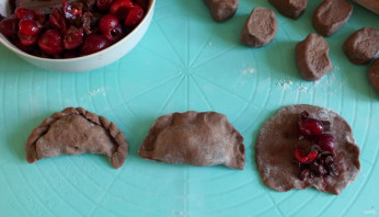 Шоколадные вареники с вишней Шоколадные вареники с вишней