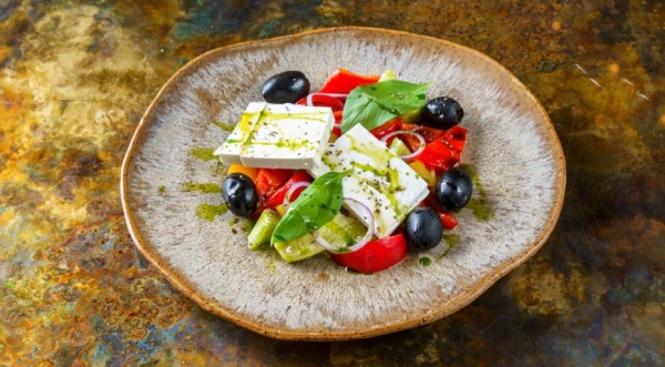 Греческий салат со сладкими томатами и соусом из петрушки, пошаговый рецепт с фото