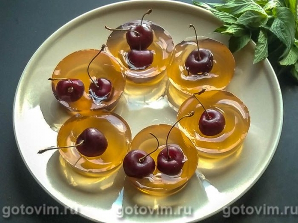 Десерт из черешни в яблочном желе