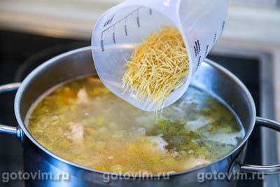 Куриный суп с зеленым горошком и вермишелью Куриный суп с зеленым горошком и вермишелью