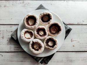 Шампиньоны фаршированные брынзой