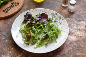 Салат с лососем и яйцом пашот Салат с лососем и яйцом пашот
