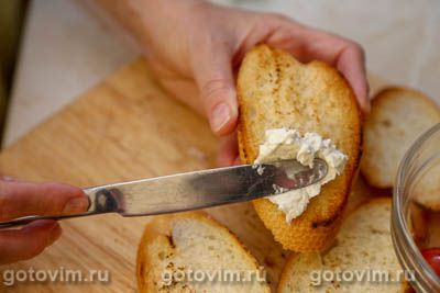 Брускетта с творожным сыром, помидорами черри и базиликом Брускетта с творожным сыром, помидорами черри и базиликом