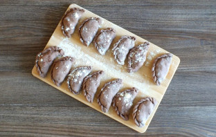 Шоколадные вареники с вишней Шоколадные вареники с вишней