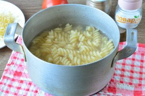 Запеканка из макарон с помидорами и сыром Запеканка из макарон с помидорами и сыром