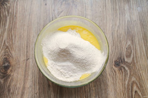 Шарлотка с яблоками на сметане в мультиварке Шарлотка с яблоками на сметане в мультиварке