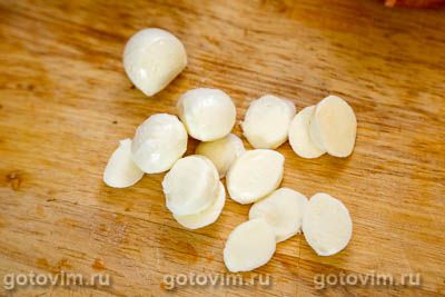 Горячие булочки, фаршированные колбасой, помидорами и сыром моцарелла