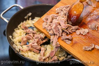 Куриные желудки, тушенные с картофелем и капустой