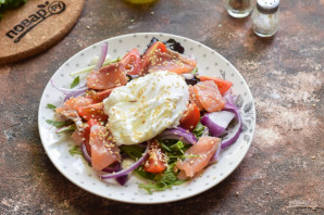 Салат с лососем и яйцом пашот Салат с лососем и яйцом пашот