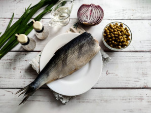 Селедка с зеленым горошком и луком Селедка с зеленым горошком и луком