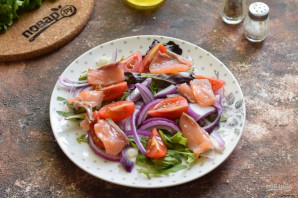 Салат с лососем и яйцом пашот Салат с лососем и яйцом пашот