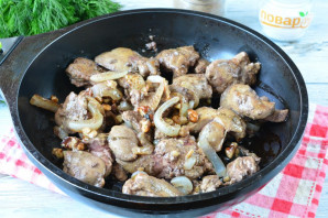 Куриная печень с грецкими орехами Куриная печень с грецкими орехами