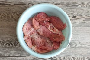 Рулет из свинины в ветчиннице Рулет из свинины в ветчиннице