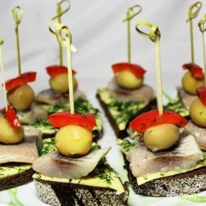 Закуска из черного хлеба с сельдью Закуска из черного хлеба с сельдью