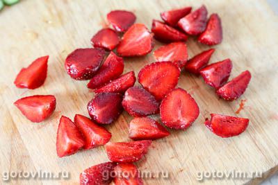 Салат из клубники с огурцами и сыром моцарелла